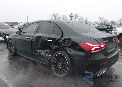 2021 Mercedes-Benz A 220 z USA, uszkodzony, nr VIN W1K3G4EB7MJ284985